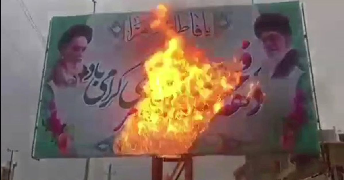 Pengunjuk Rasa Bakar Rumah Tua Pendiri Rezim Syi'ah Iran Ayatola Komeini